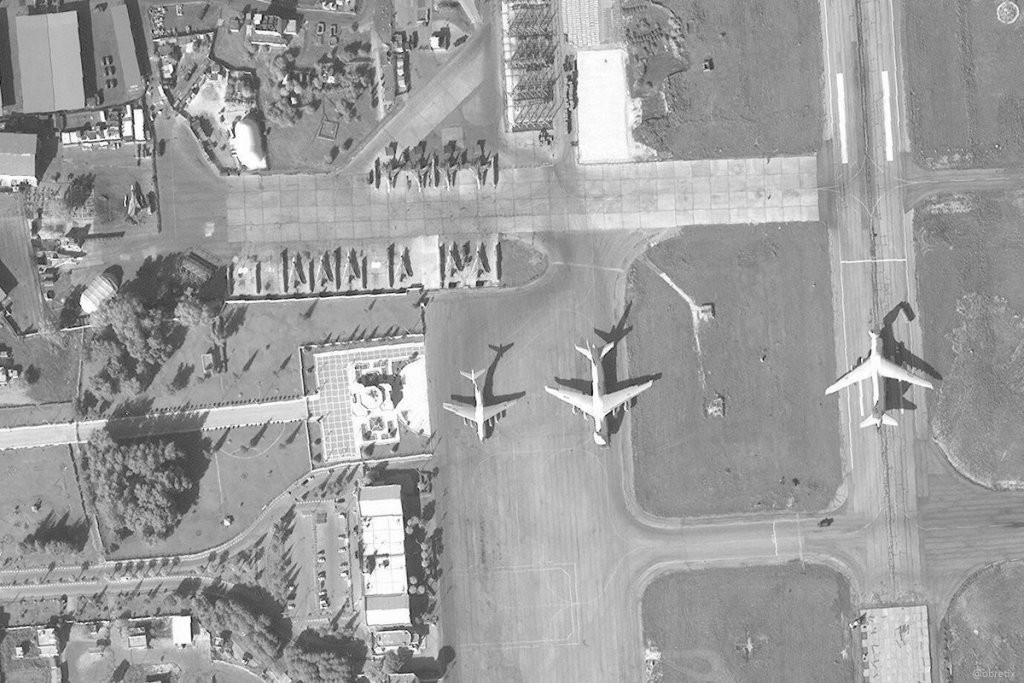 Su-35 Nga bảo vệ máy bay vận tải hạng nặng lập cầu hàng không: Vũ khí ùn ùn đổ vào Syria? - Ảnh 1. Su-35 Nga bảo vệ máy bay vận tải hạng nặng lập cầu hàng không: Vũ khí ùn ùn đổ vào Syria? - Ảnh 1.