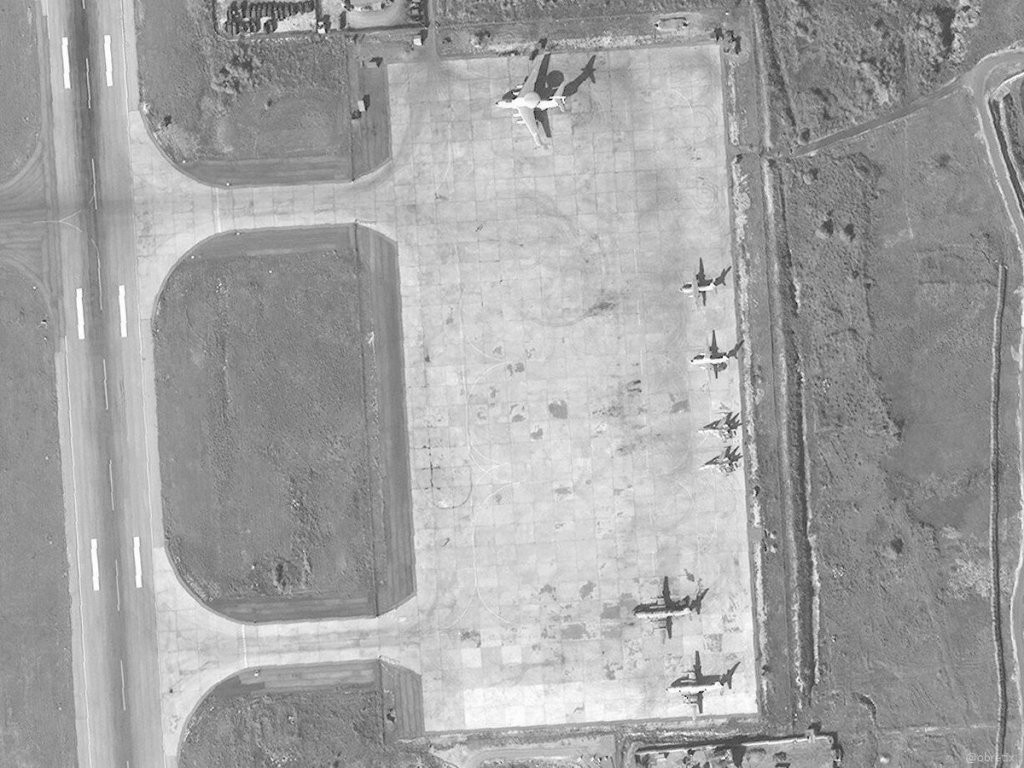 Su-35 Nga bảo vệ máy bay vận tải hạng nặng lập cầu hàng không: Vũ khí ùn ùn đổ vào Syria? - Ảnh 3. Su-35 Nga bảo vệ máy bay vận tải hạng nặng lập cầu hàng không: Vũ khí ùn ùn đổ vào Syria? - Ảnh 3.