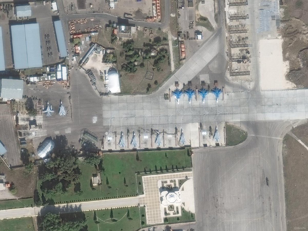 Su-35 Nga bảo vệ máy bay vận tải hạng nặng lập cầu hàng không: Vũ khí ùn ùn đổ vào Syria? - Ảnh 4. Su-35 Nga bảo vệ máy bay vận tải hạng nặng lập cầu hàng không: Vũ khí ùn ùn đổ vào Syria? - Ảnh 4.