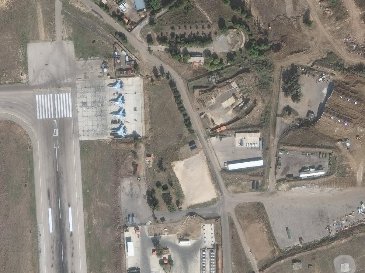 Su-35 Nga bảo vệ máy bay vận tải hạng nặng lập cầu hàng không: Vũ khí ùn ùn đổ vào Syria? - Ảnh 5. Su-35 Nga bảo vệ máy bay vận tải hạng nặng lập cầu hàng không: Vũ khí ùn ùn đổ vào Syria? - Ảnh 5.