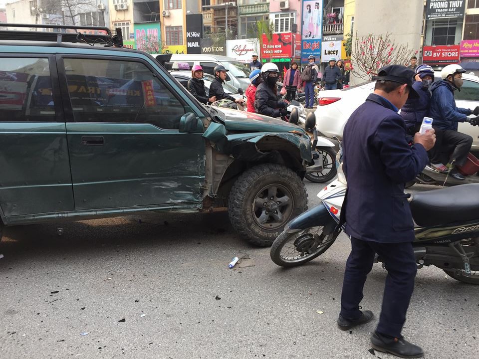 Ba ô tô đâm nhau liên hoàn trên phố chiều 28 tết làm nhiều người bị thương - Ảnh 2. Ba ô tô đâm nhau liên hoàn trên phố chiều 28 tết làm nhiều người bị thương - Ảnh 2.