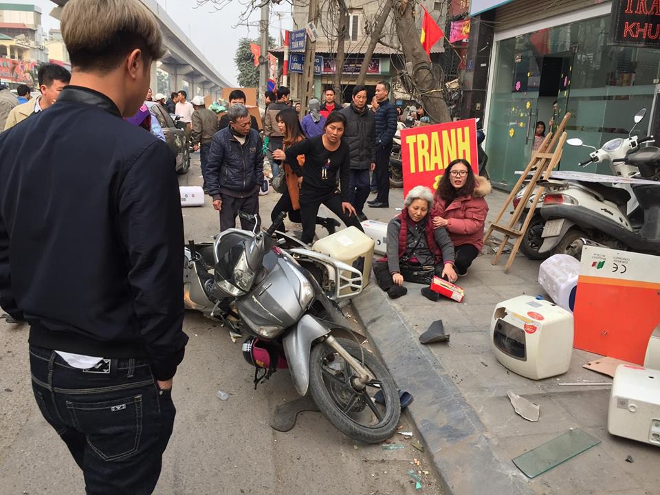 Ba ô tô đâm nhau liên hoàn trên phố chiều 28 tết làm nhiều người bị thương - Ảnh 3. Ba ô tô đâm nhau liên hoàn trên phố chiều 28 tết làm nhiều người bị thương - Ảnh 3.