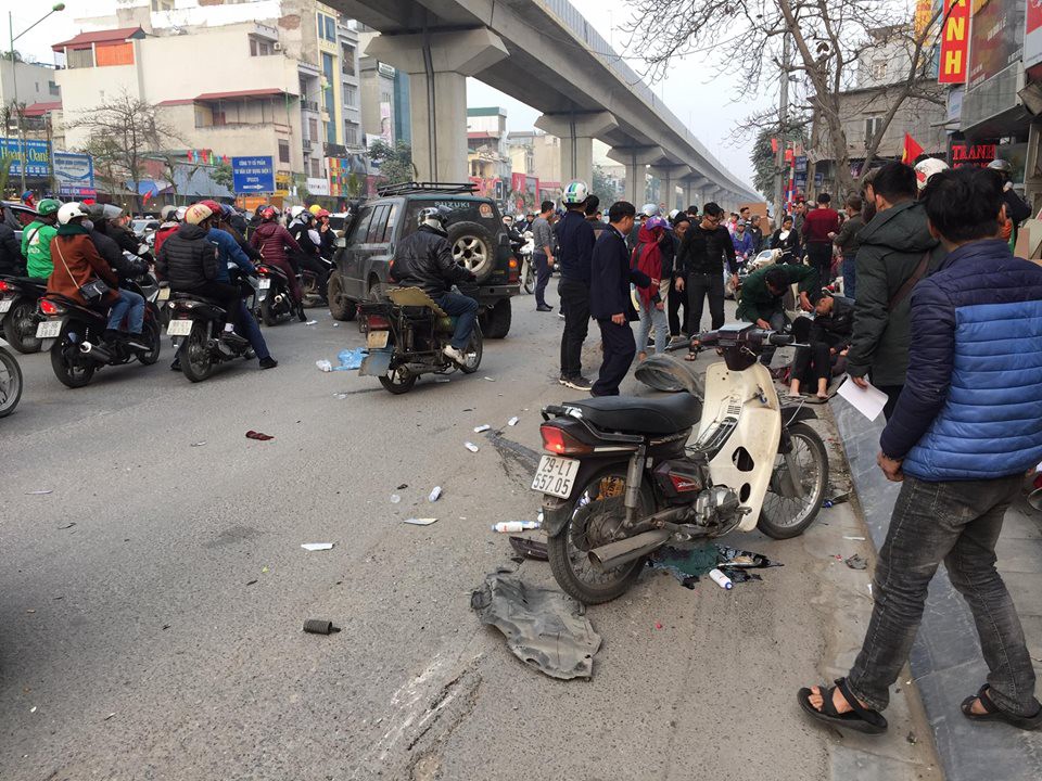 Ba ô tô đâm nhau liên hoàn trên phố chiều 28 tết làm nhiều người bị thương - Ảnh 4. Ba ô tô đâm nhau liên hoàn trên phố chiều 28 tết làm nhiều người bị thương - Ảnh 4.