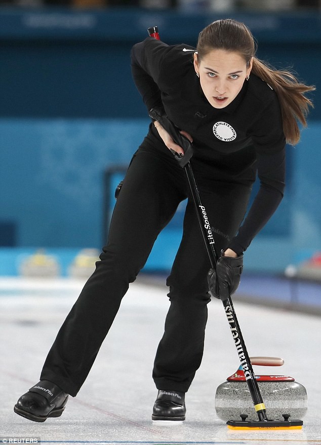 Thần thái như Angelina Jolie, mỹ nhân nước Nga thu hút mọi ánh nhìn của Olympic - Ảnh 2.