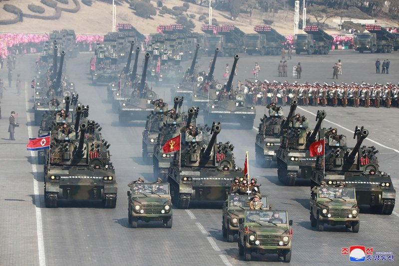 Pháo tự hành bánh xích tích hợp tên lửa vác vai và súng phóng lựu tự động của Triều Tiên - Ảnh 1. Pháo tự hành bánh xích tích hợp tên lửa vác vai và súng phóng lựu tự động của Triều Tiên - Ảnh 1.