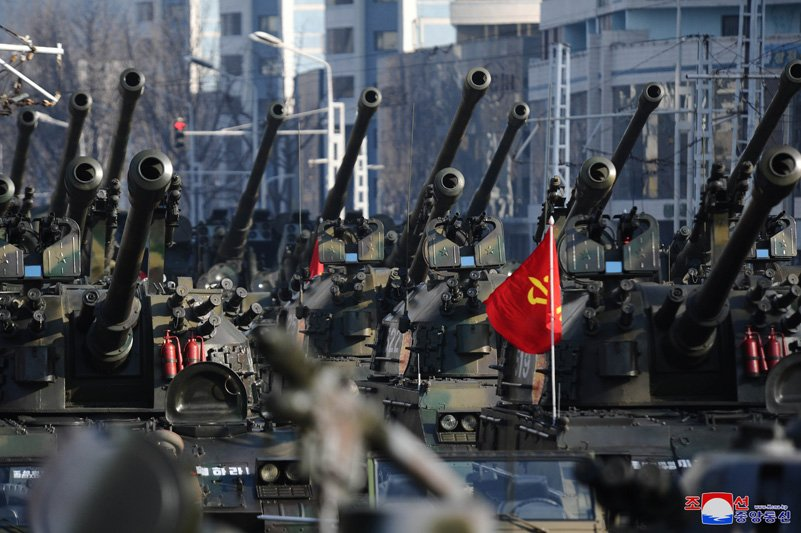 Pháo tự hành bánh xích tích hợp tên lửa vác vai và súng phóng lựu tự động của Triều Tiên - Ảnh 2. Pháo tự hành bánh xích tích hợp tên lửa vác vai và súng phóng lựu tự động của Triều Tiên - Ảnh 2.