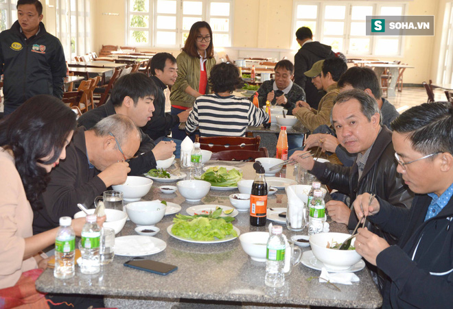 HLV Park Hang-seo bối rối trước món phở 2 tô mà bầu Đức thết đãi - Ảnh 1.