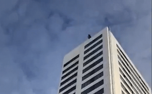 Nhảy từ tầng 24 xuống nhưng dù không bung ra, người đàn ông sống sót đầy kỳ tích khiến ai cũng thở phào