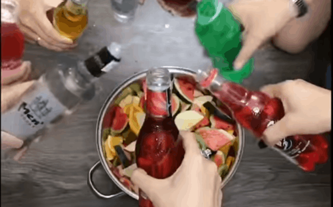 Uống rượu pha nước ngọt và trái cây: Vừa hại não, vừa có nguy cơ nhiễm độc Uống rượu pha nước ngọt và trái cây: Vừa hại não, vừa có nguy cơ nhiễm độc