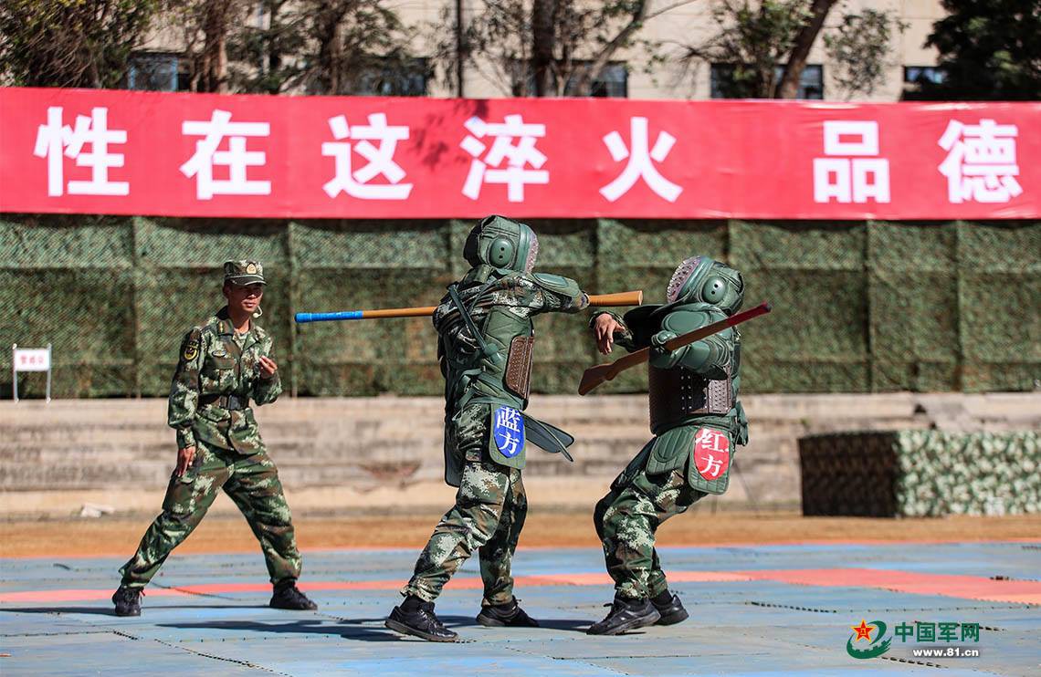 Khốc liệt bài tập đối kháng của Cảnh sát vũ trang Trung Quốc - Ảnh 3. Khốc liệt bài tập đối kháng của Cảnh sát vũ trang Trung Quốc - Ảnh 3.