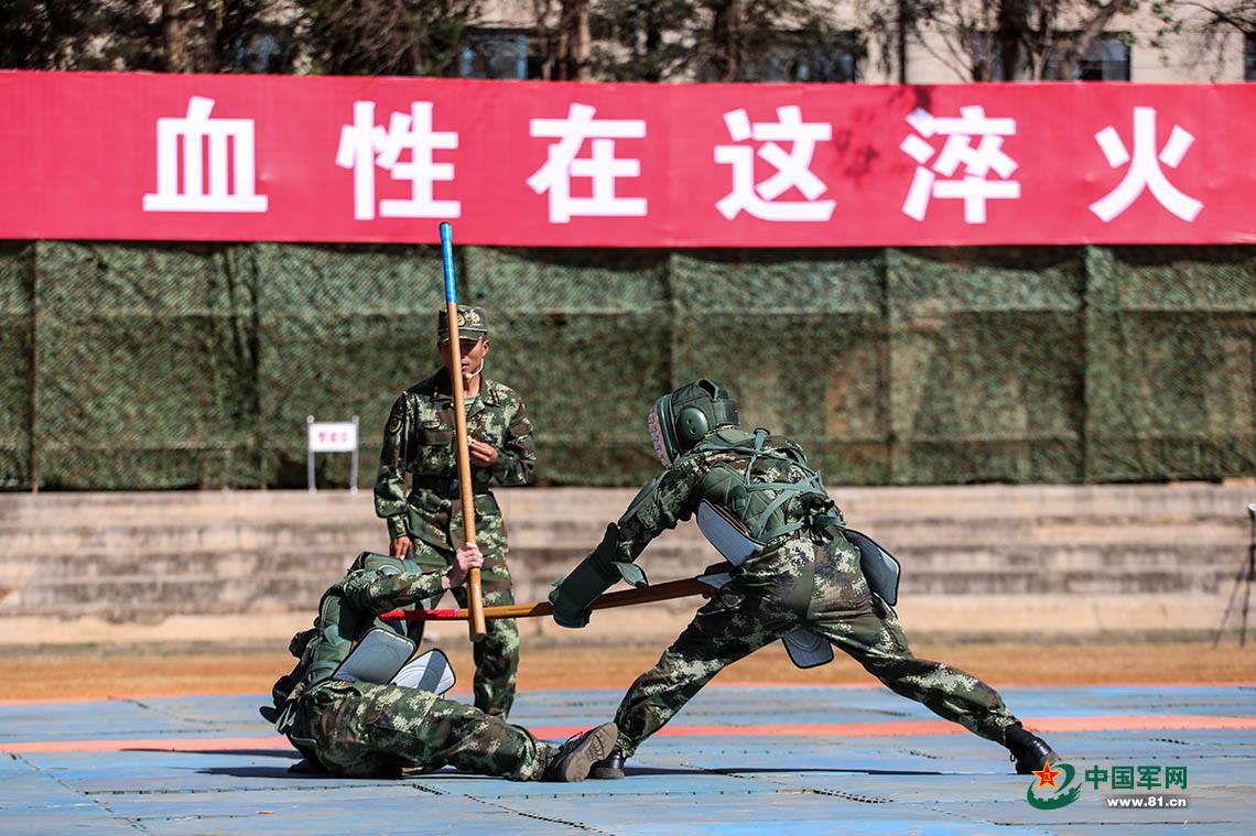 Khốc liệt bài tập đối kháng của Cảnh sát vũ trang Trung Quốc - Ảnh 5. Khốc liệt bài tập đối kháng của Cảnh sát vũ trang Trung Quốc - Ảnh 5.