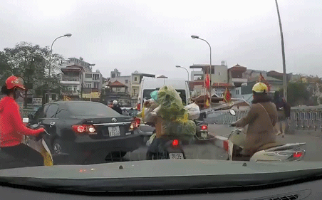 Trần tình của nữ tài xế điều khiển xe ô tô đi lùi trên cầu Cót - Ảnh 1.