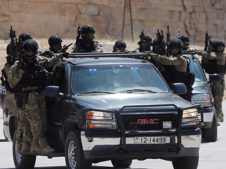 Đột kích lò đào tạo đặc nhiệm tinh nhuệ cho cả thế giới - Ảnh 9. Đột kích lò đào tạo đặc nhiệm tinh nhuệ cho cả thế giới - Ảnh 9.