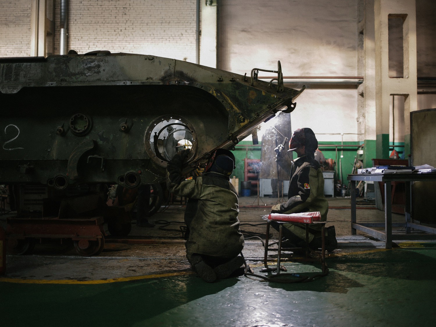 Thăm xưởng cải lão hoàn đồng giúp xe tăng T-80 Nga miễn nhiễm với băng tuyết - Ảnh 2. Thăm xưởng cải lão hoàn đồng giúp xe tăng T-80 Nga miễn nhiễm với băng tuyết - Ảnh 2.