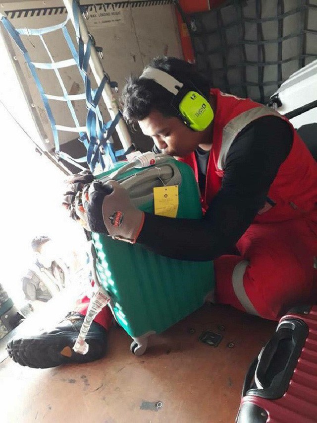 Nhân viên bốc xếp của AirAsia phải ôm, hôn từng chiếc vali sau khi bị tố quăng quật hành lý - Ảnh 2.