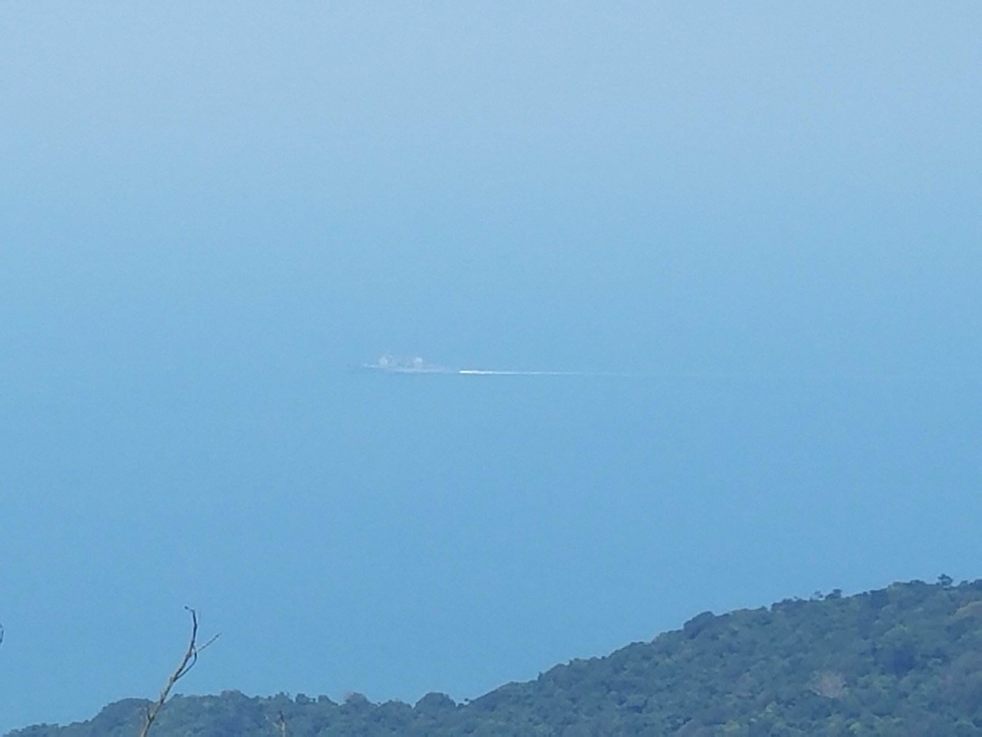 Tàu sân bay Mỹ và nhóm tàu hộ tống thả neo tại Đà Nẵng - Ảnh 17. Tàu sân bay Mỹ và nhóm tàu hộ tống thả neo tại Đà Nẵng - Ảnh 17.