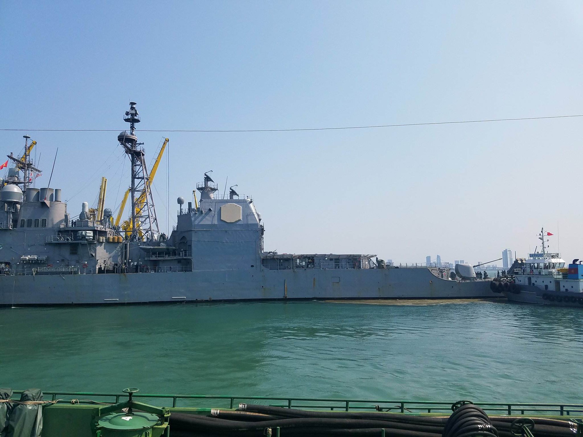 Tàu sân bay Mỹ và nhóm tàu hộ tống thả neo tại Đà Nẵng - Ảnh 14. Tàu sân bay Mỹ và nhóm tàu hộ tống thả neo tại Đà Nẵng - Ảnh 14.