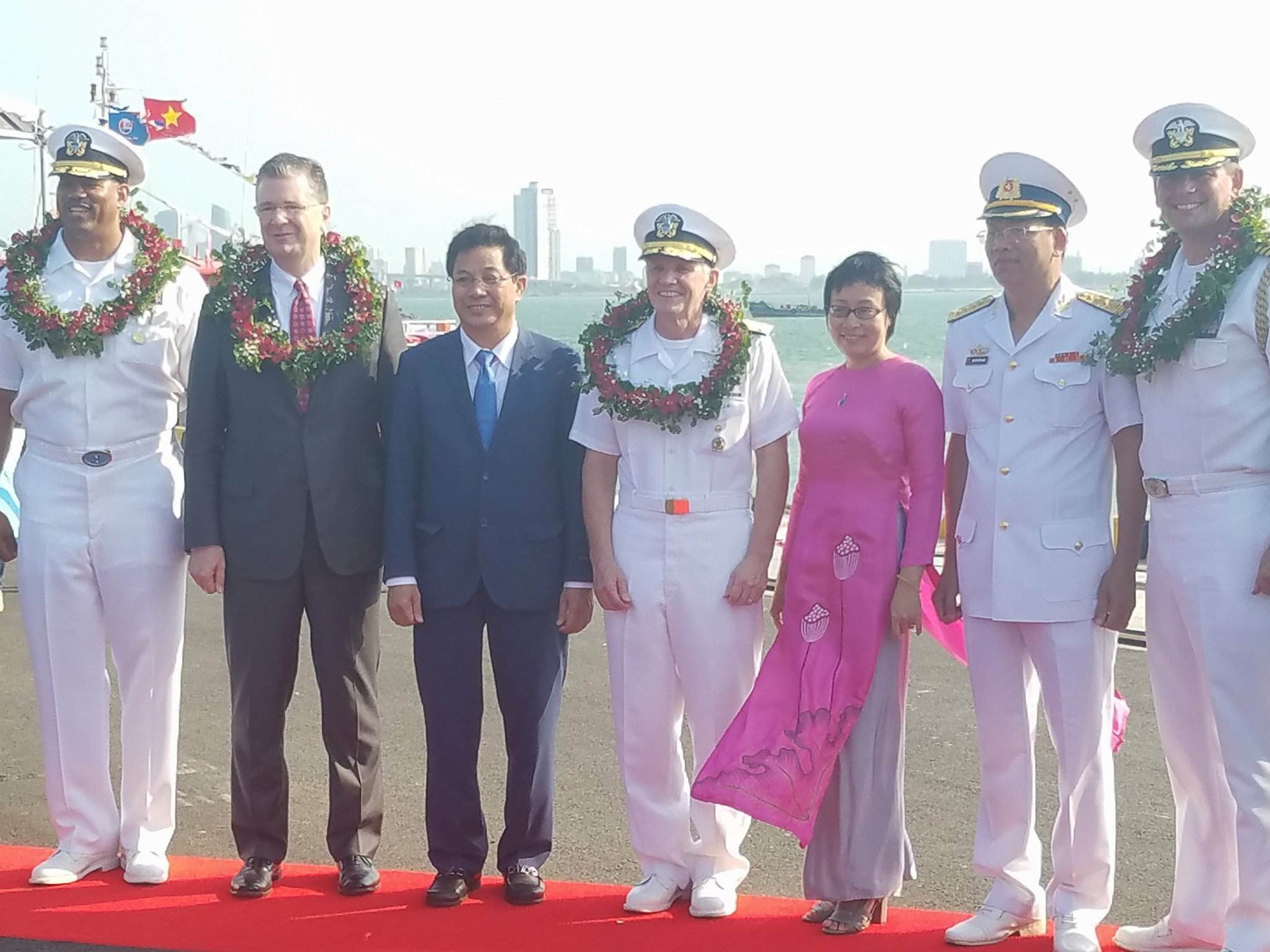 Tàu sân bay Mỹ và nhóm tàu hộ tống thả neo tại Đà Nẵng - Ảnh 4. Tàu sân bay Mỹ và nhóm tàu hộ tống thả neo tại Đà Nẵng - Ảnh 4.