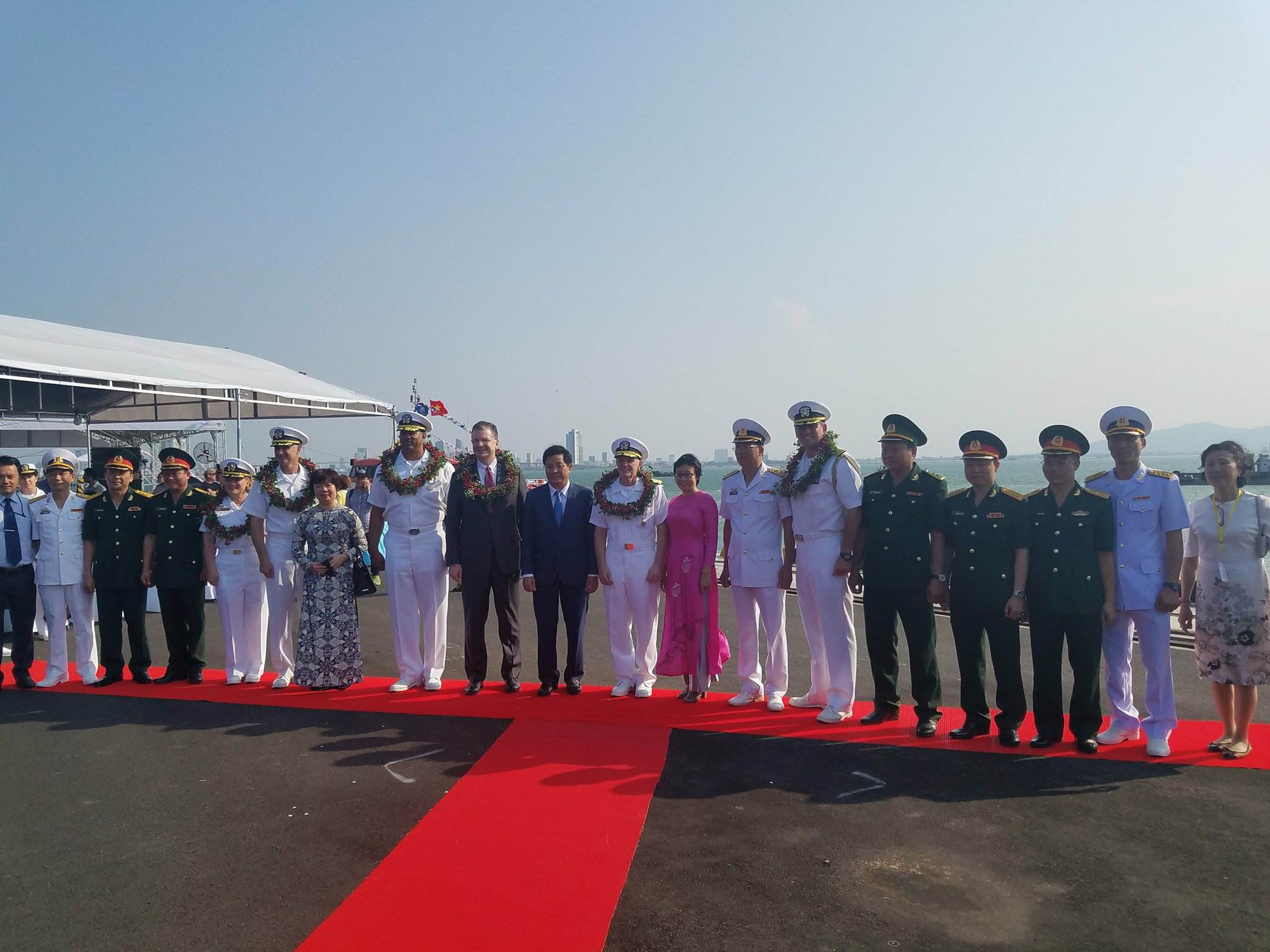 Tàu sân bay Mỹ và nhóm tàu hộ tống thả neo tại Đà Nẵng - Ảnh 5. Tàu sân bay Mỹ và nhóm tàu hộ tống thả neo tại Đà Nẵng - Ảnh 5.