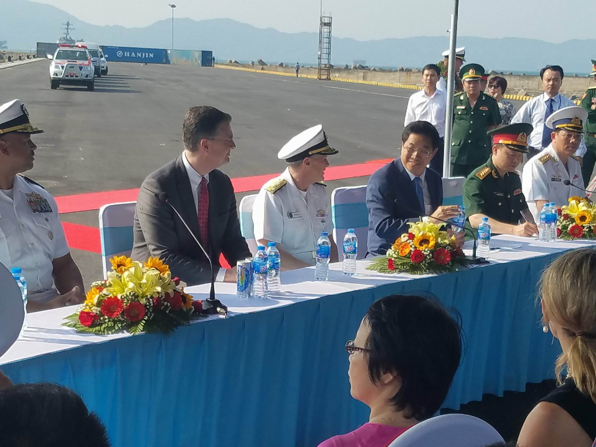 Tàu sân bay Mỹ và nhóm tàu hộ tống thả neo tại Đà Nẵng - Ảnh 6. Tàu sân bay Mỹ và nhóm tàu hộ tống thả neo tại Đà Nẵng - Ảnh 6.