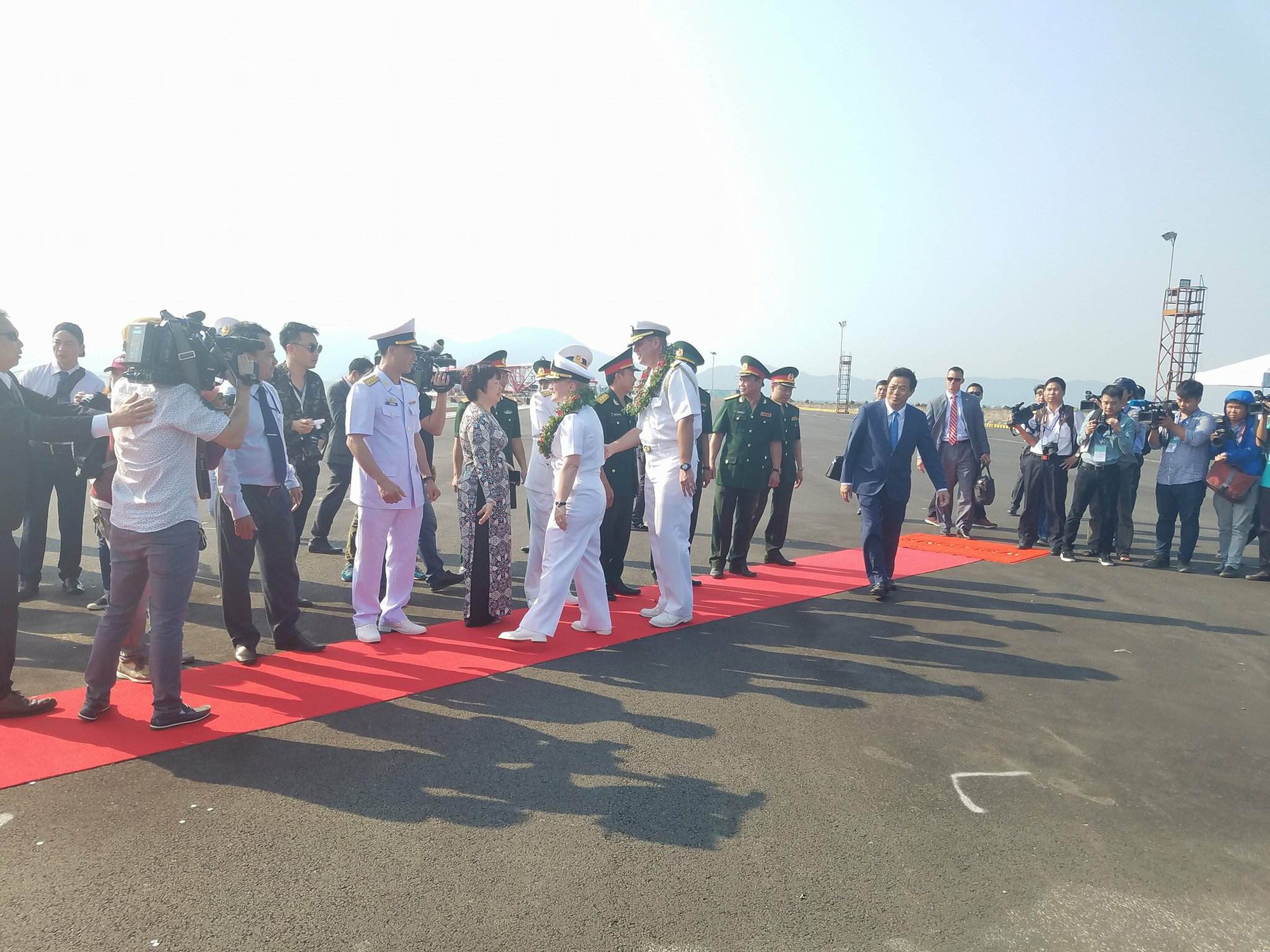 Tàu sân bay Mỹ và nhóm tàu hộ tống thả neo tại Đà Nẵng - Ảnh 7. Tàu sân bay Mỹ và nhóm tàu hộ tống thả neo tại Đà Nẵng - Ảnh 7.