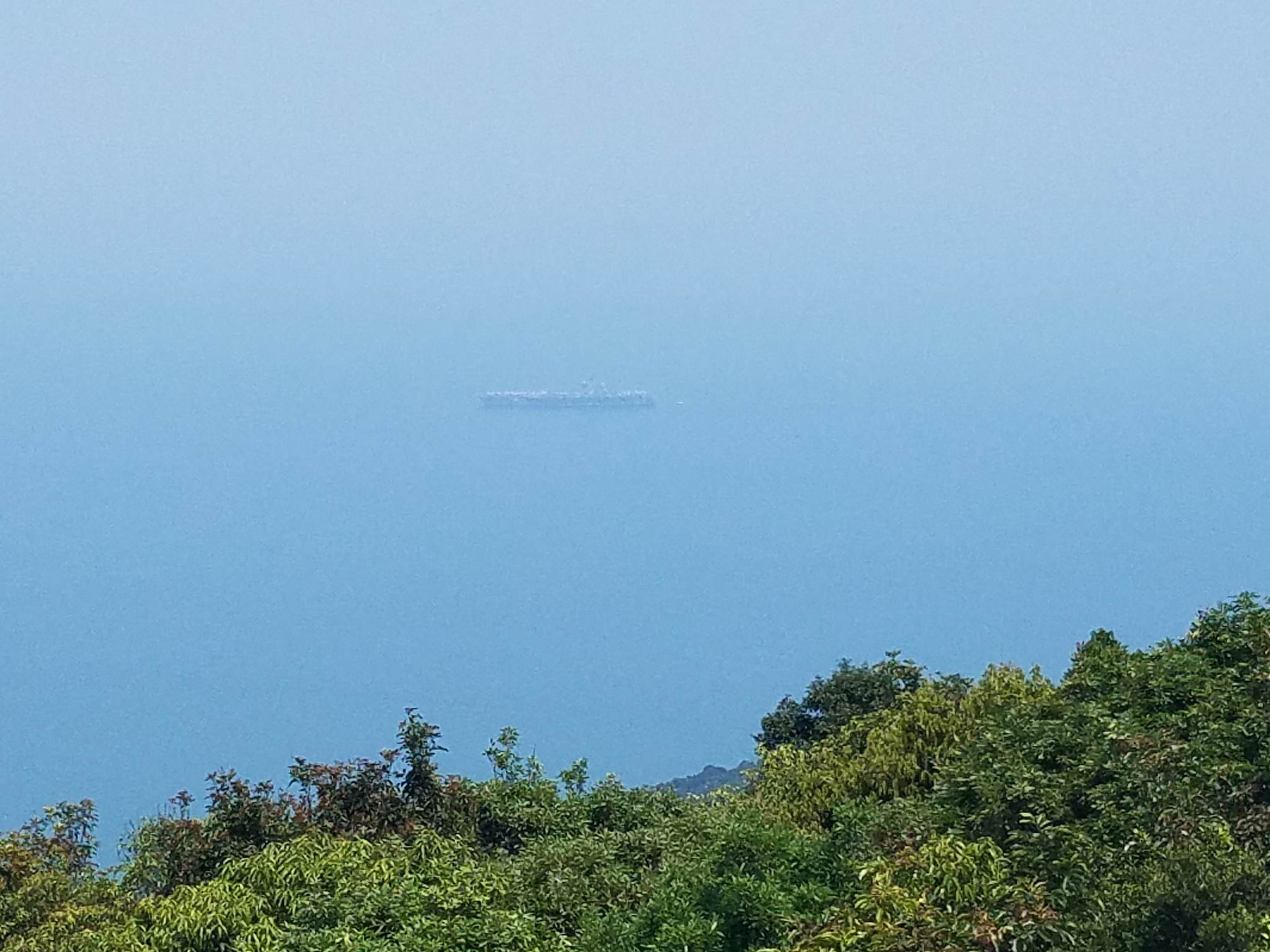 Tàu sân bay Mỹ và nhóm tàu hộ tống thả neo tại Đà Nẵng - Ảnh 27. Tàu sân bay Mỹ và nhóm tàu hộ tống thả neo tại Đà Nẵng - Ảnh 27.