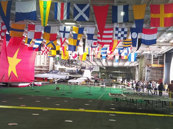 Dàn máy bay khủng trên tàu sân bay Mỹ USS Carl Vinson ở Đà Nẵng: Có treo vũ khí không? - Ảnh 6. Dàn máy bay khủng trên tàu sân bay Mỹ USS Carl Vinson ở Đà Nẵng: Có treo vũ khí không? - Ảnh 6.