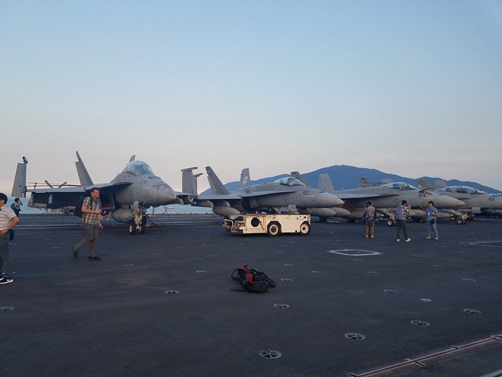 Dàn máy bay khủng trên tàu sân bay Mỹ USS Carl Vinson ở Đà Nẵng: Có treo vũ khí không? - Ảnh 12. Dàn máy bay khủng trên tàu sân bay Mỹ USS Carl Vinson ở Đà Nẵng: Có treo vũ khí không? - Ảnh 12.