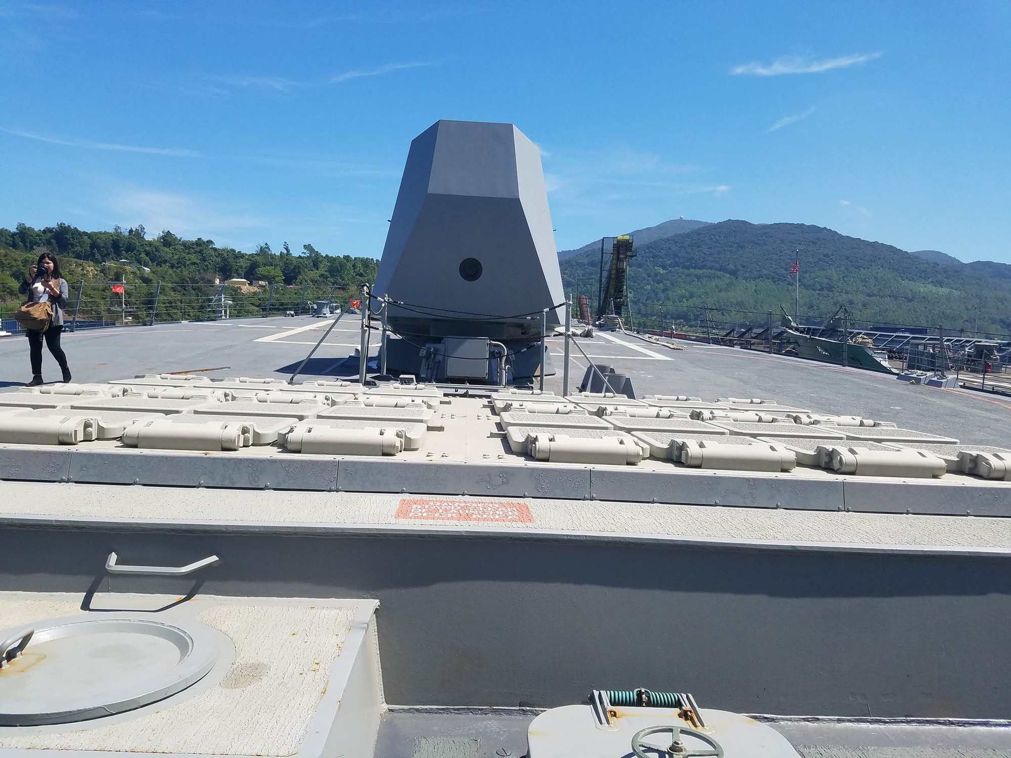 Mục kích dàn vũ khí biểu tượng cho sức mạnh Mỹ trên tàu khu trục USS Wayne E. Meyer - Ảnh 18. Mục kích dàn vũ khí biểu tượng cho sức mạnh Mỹ trên tàu khu trục USS Wayne E. Meyer - Ảnh 18.