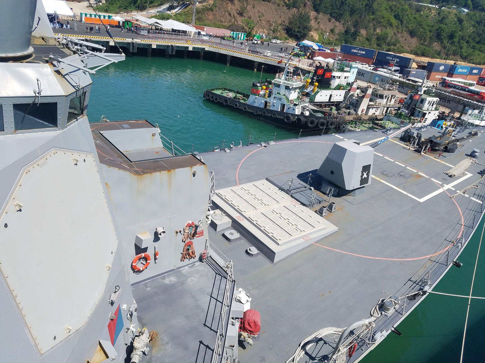 Mục kích dàn vũ khí biểu tượng cho sức mạnh Mỹ trên tàu khu trục USS Wayne E. Meyer - Ảnh 2. Mục kích dàn vũ khí biểu tượng cho sức mạnh Mỹ trên tàu khu trục USS Wayne E. Meyer - Ảnh 2.