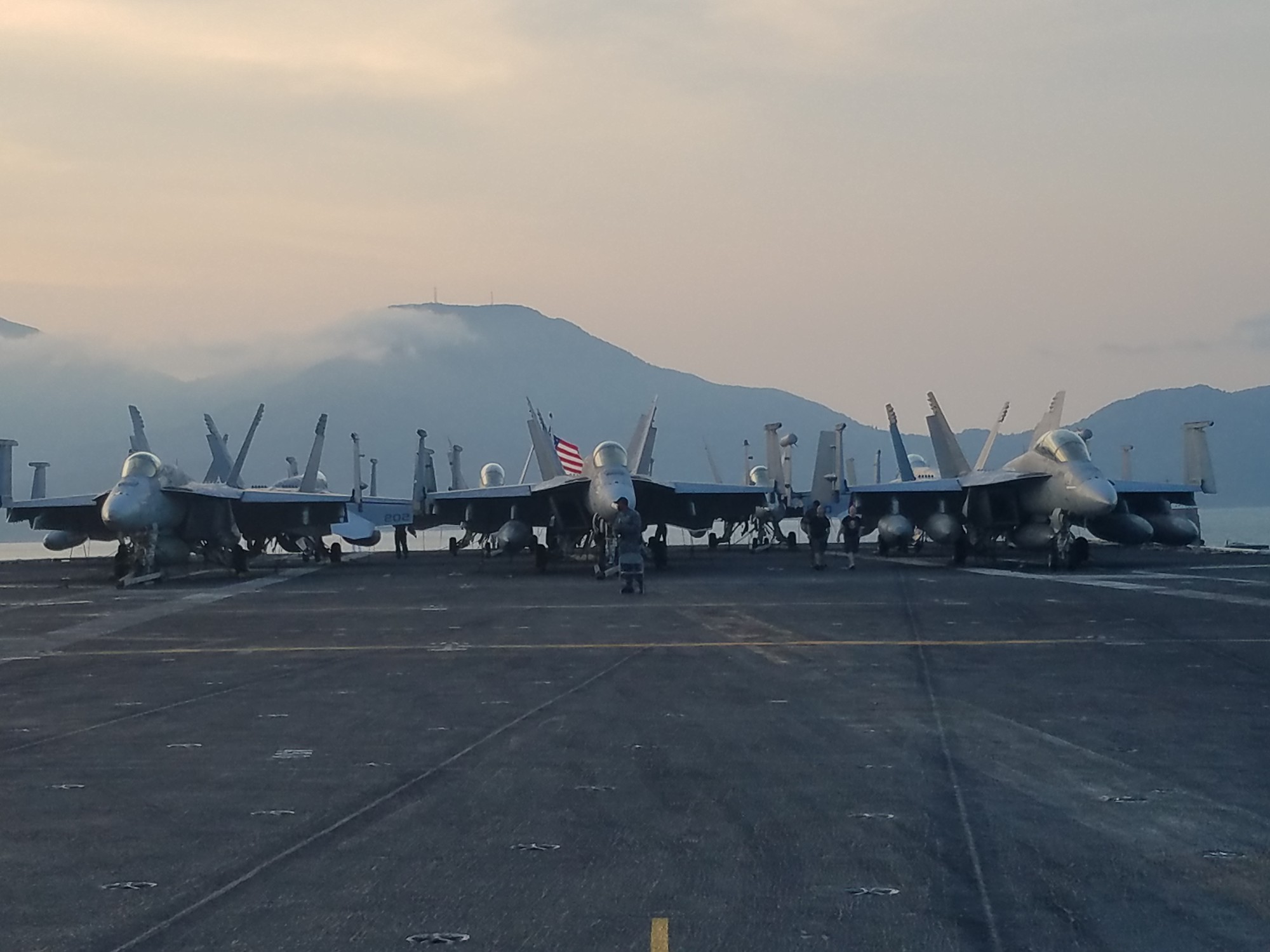 Có vùng cấm nào với phóng viên Việt Nam trên tàu sân bay và tàu hộ tống Mỹ không? - Ảnh 1. Có vùng cấm nào với phóng viên Việt Nam trên tàu sân bay và tàu hộ tống Mỹ không? - Ảnh 1.