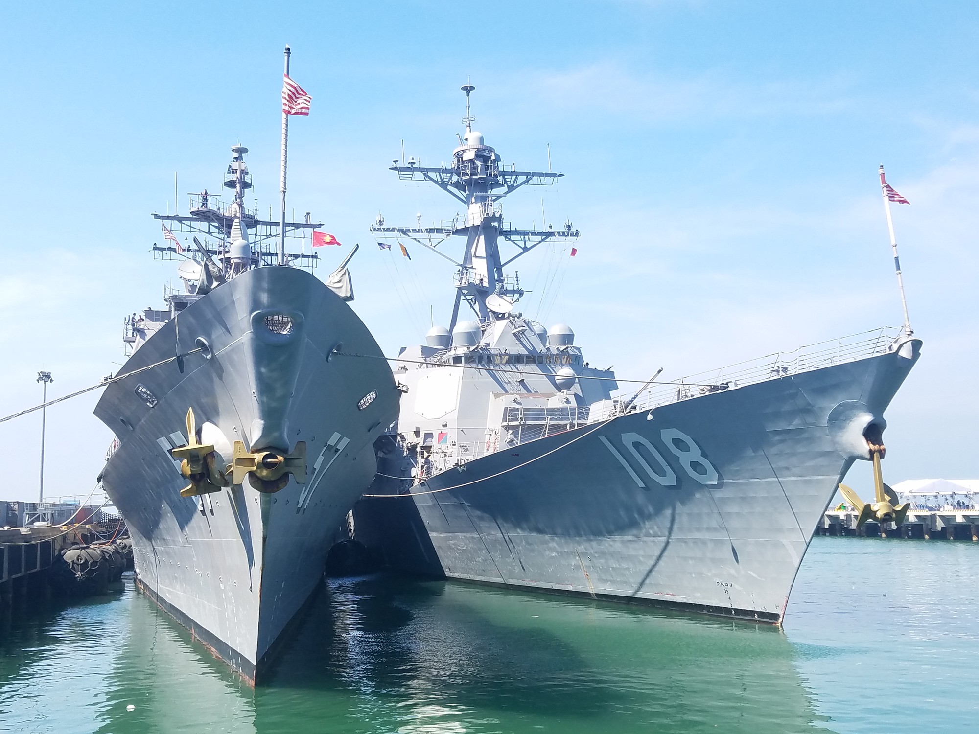 Chuyến tham quan trắng tay: Mua đồ lưu niệm của lính Mỹ trên tàu sân bay có khó không? - Ảnh 1. Chuyến tham quan trắng tay: Mua đồ lưu niệm của lính Mỹ trên tàu sân bay có khó không? - Ảnh 1.