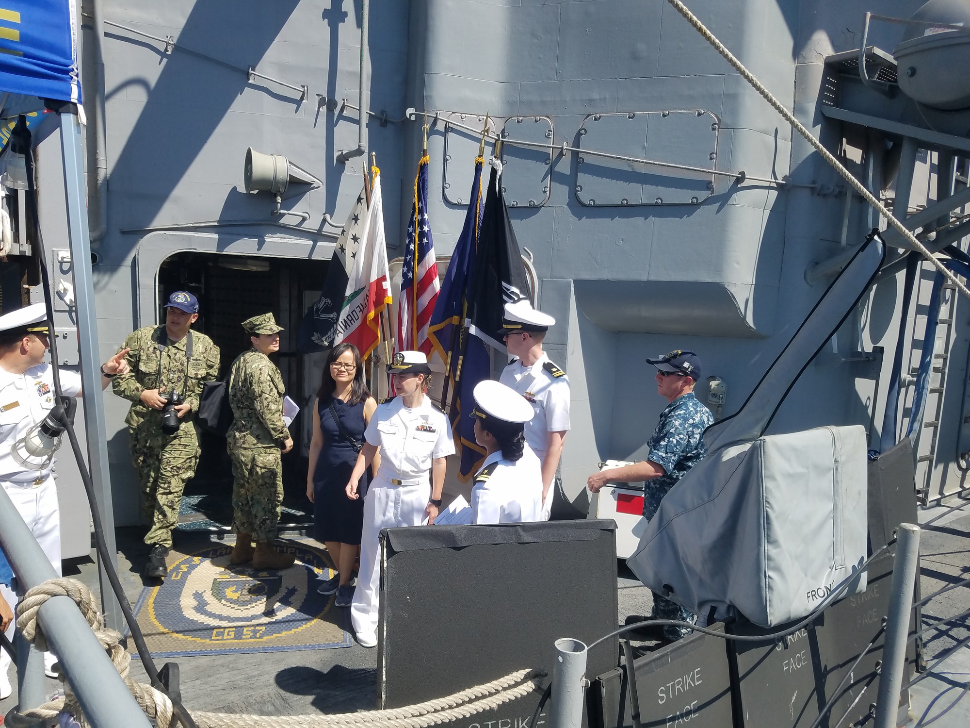 Có vùng cấm nào với phóng viên Việt Nam trên tàu sân bay và tàu hộ tống Mỹ không? - Ảnh 2. Có vùng cấm nào với phóng viên Việt Nam trên tàu sân bay và tàu hộ tống Mỹ không? - Ảnh 2.