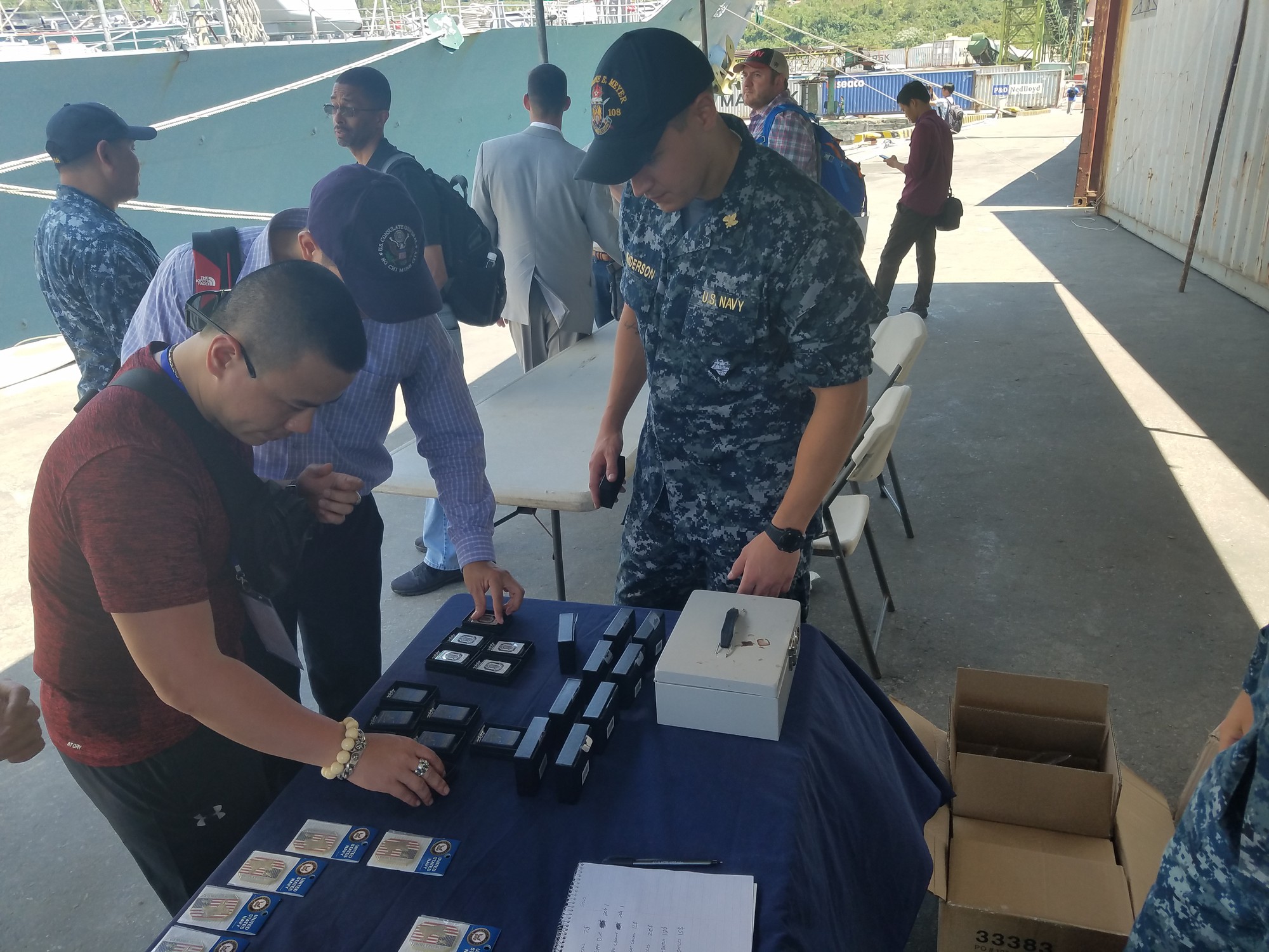 Chuyến tham quan trắng tay: Mua đồ lưu niệm của lính Mỹ trên tàu sân bay có khó không? - Ảnh 3. Chuyến tham quan trắng tay: Mua đồ lưu niệm của lính Mỹ trên tàu sân bay có khó không? - Ảnh 3.