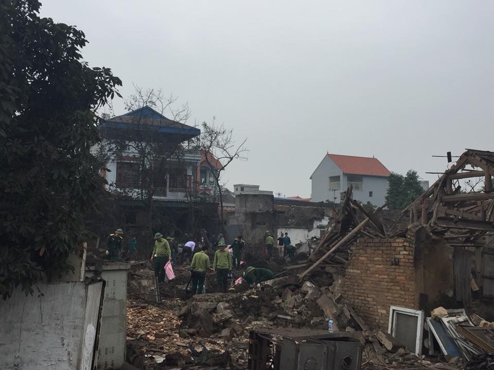 Hiện trường vụ nổ làm 2 người chết, 7 người bị thương, nhiều nhà dân bị tốc mái - Ảnh 3. Hiện trường vụ nổ làm 2 người chết, 7 người bị thương, nhiều nhà dân bị tốc mái - Ảnh 3.