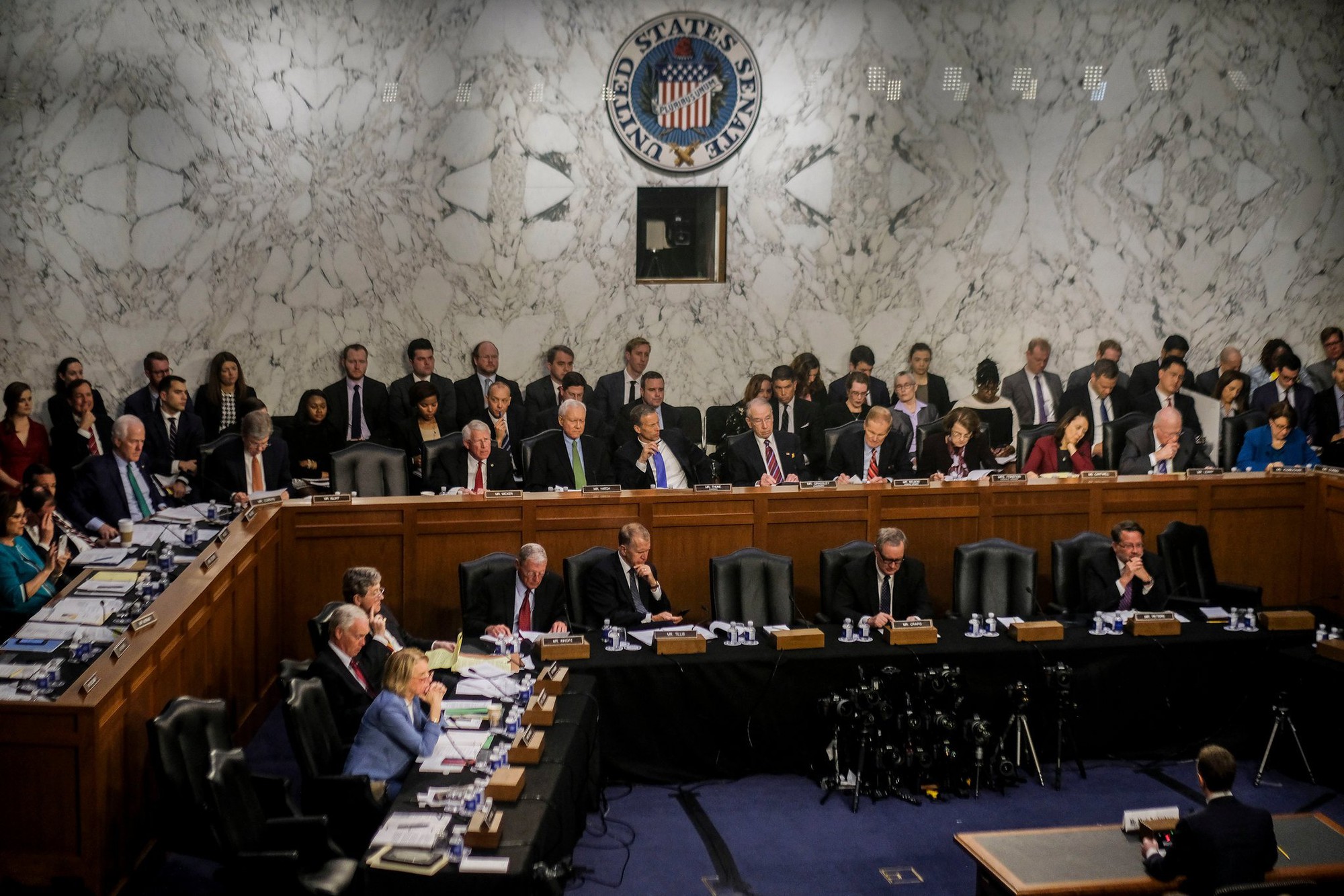 Điểm nhấn trong cuộc điều trần và chi tiết lạ về chiếc ghế ngồi của Mark Zuckerberg - ảnh 2 Điểm nhấn trong cuộc điều trần và chi tiết lạ về chiếc ghế ngồi của Mark Zuckerberg - Ảnh 3.