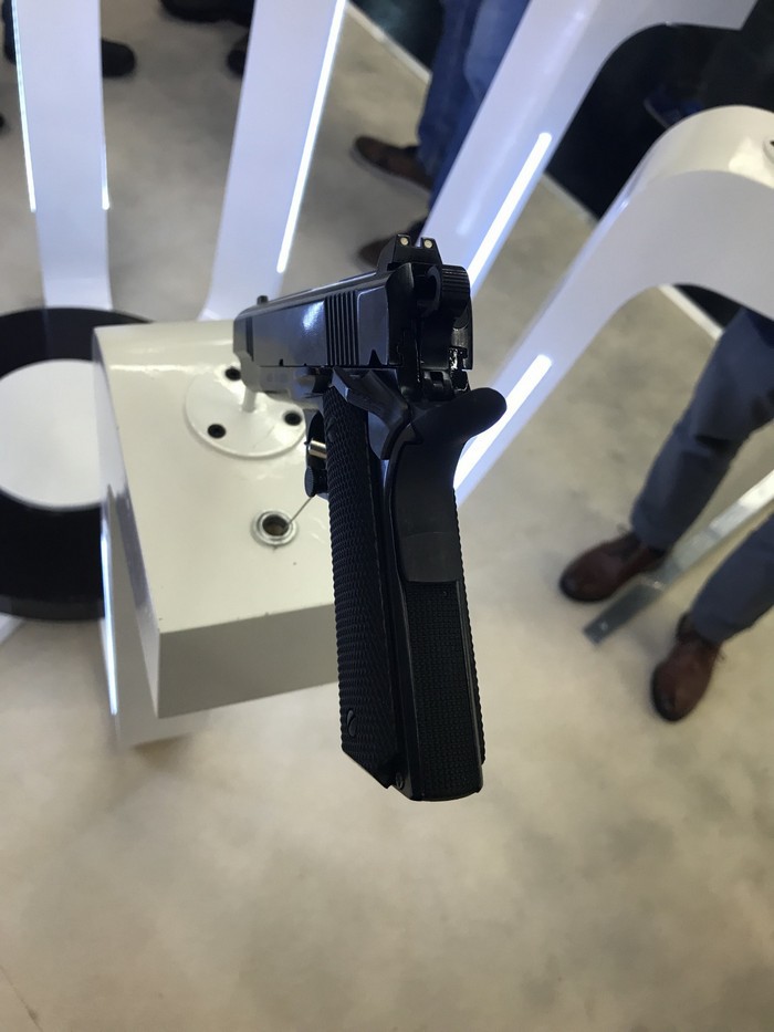 Vũ khí nhái của Trung Quốc tràn ngập triển lãm vũ khí quốc tế IWA 2018 - Ảnh 7. Vũ khí nhái của Trung Quốc tràn ngập triển lãm vũ khí quốc tế IWA 2018 - Ảnh 7.