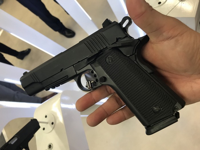 Vũ khí nhái của Trung Quốc tràn ngập triển lãm vũ khí quốc tế IWA 2018 - Ảnh 4. Vũ khí nhái của Trung Quốc tràn ngập triển lãm vũ khí quốc tế IWA 2018 - Ảnh 4.