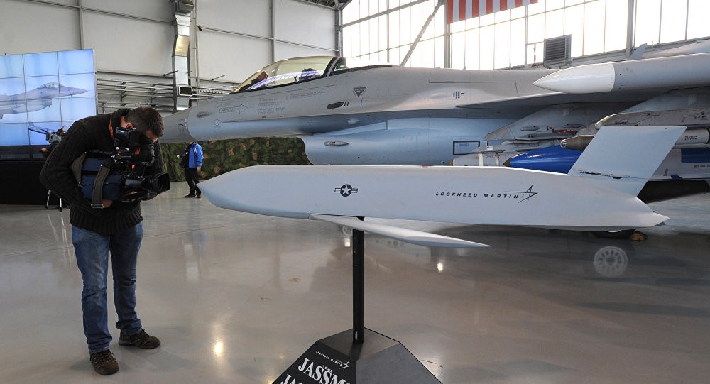 Tiếp sức Tomahawk tấn công Syria, lần đầu tiên siêu tên lửa sát thủ mới của Mỹ gầm thét - Ảnh 2. Tiếp sức Tomahawk tấn công Syria, lần đầu tiên siêu tên lửa sát thủ mới của Mỹ gầm thét - Ảnh 2.