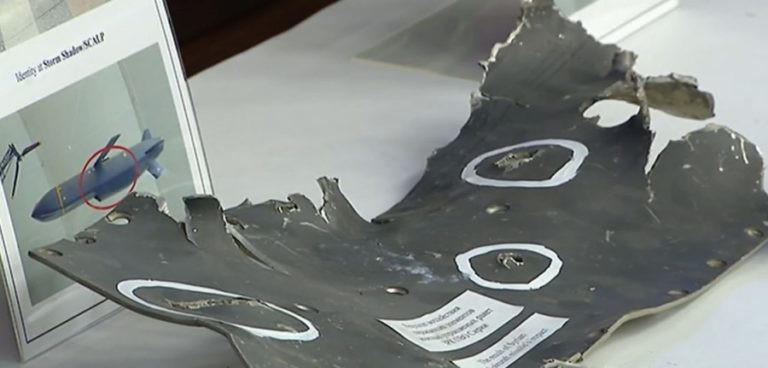 Nga công bố những hình ảnh đầu tiên về 2 quả tên lửa tối tân tấn công Syria bị tóm sống - Ảnh 4. Nga công bố những hình ảnh đầu tiên về 2 quả tên lửa tối tân tấn công Syria bị tóm sống - Ảnh 4.