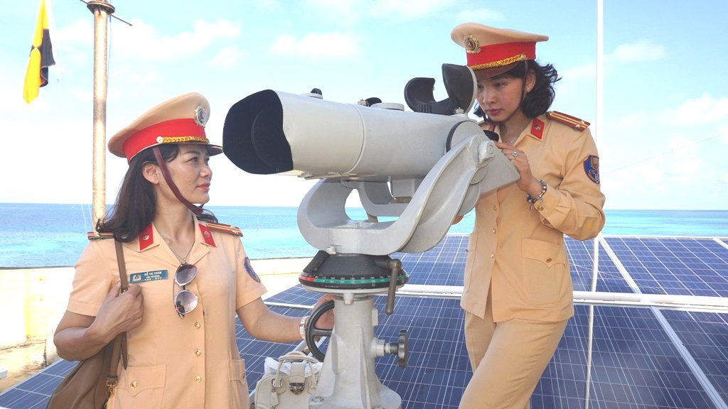 Cảnh sát giao thông ở Trường Sa và nhà giàn DK1 - Ảnh 2. Cảnh sát giao thông ở Trường Sa và nhà giàn DK1 - Ảnh 2.