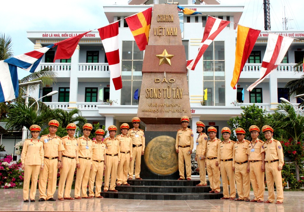 Cảnh sát giao thông ở Trường Sa và nhà giàn DK1 - Ảnh 4. Cảnh sát giao thông ở Trường Sa và nhà giàn DK1 - Ảnh 4.
