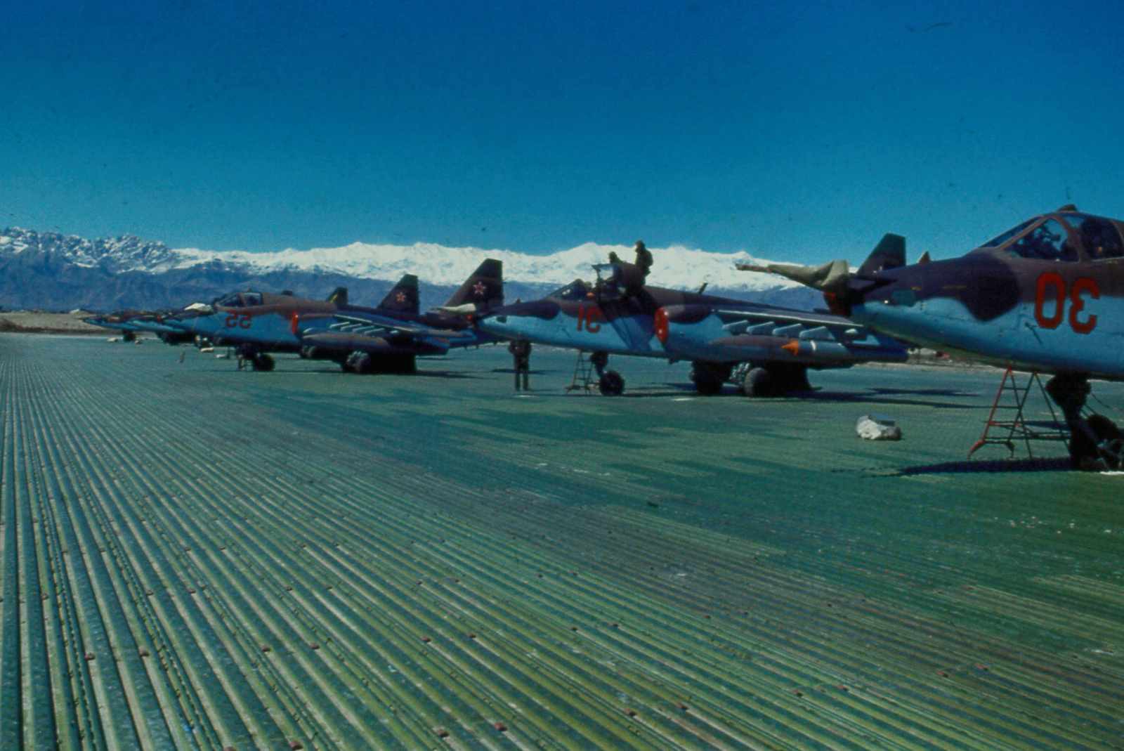 Su-25 đấu Su-34: Quạ đen đánh với Vịt bầu - KQ Nga nhức nhối? - Ảnh 2. Su-25 đấu Su-34: Quạ đen đánh với Vịt bầu - KQ Nga nhức nhối? - Ảnh 2.