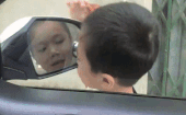 Clip: Cậu bé hồn nhiên đứng ngắm vuốt đầu tóc bằng gương ô tô mà không hay biết tài xế ngồi trong Clip: Cậu bé hồn nhiên đứng ngắm vuốt đầu tóc bằng gương ô tô mà không hay biết tài xế ngồi trong