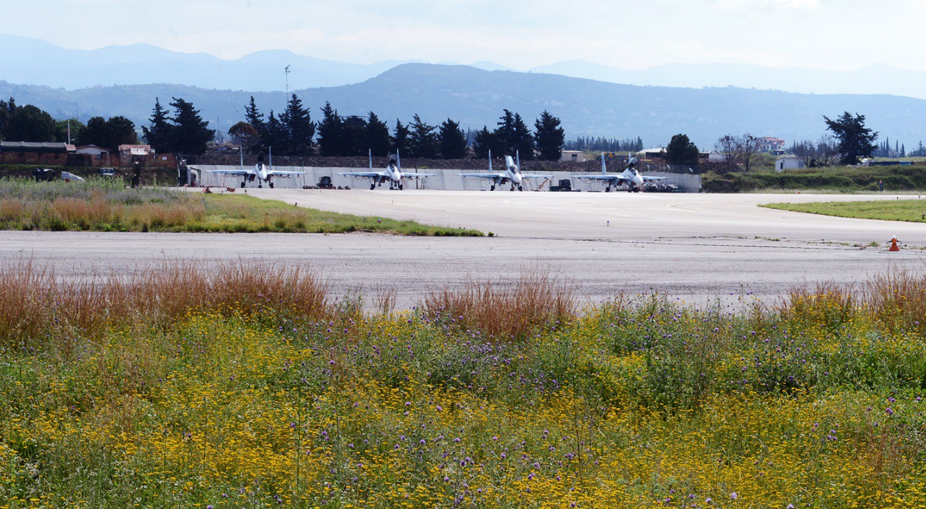 Sợ bị tập kích ở Syria, Nga lập tức giấu chiến đấu cơ Su-34, Su-35 trong... các bao cát - Ảnh 9. Sợ bị tập kích ở Syria, Nga lập tức giấu chiến đấu cơ Su-34, Su-35 trong... các bao cát - Ảnh 9.