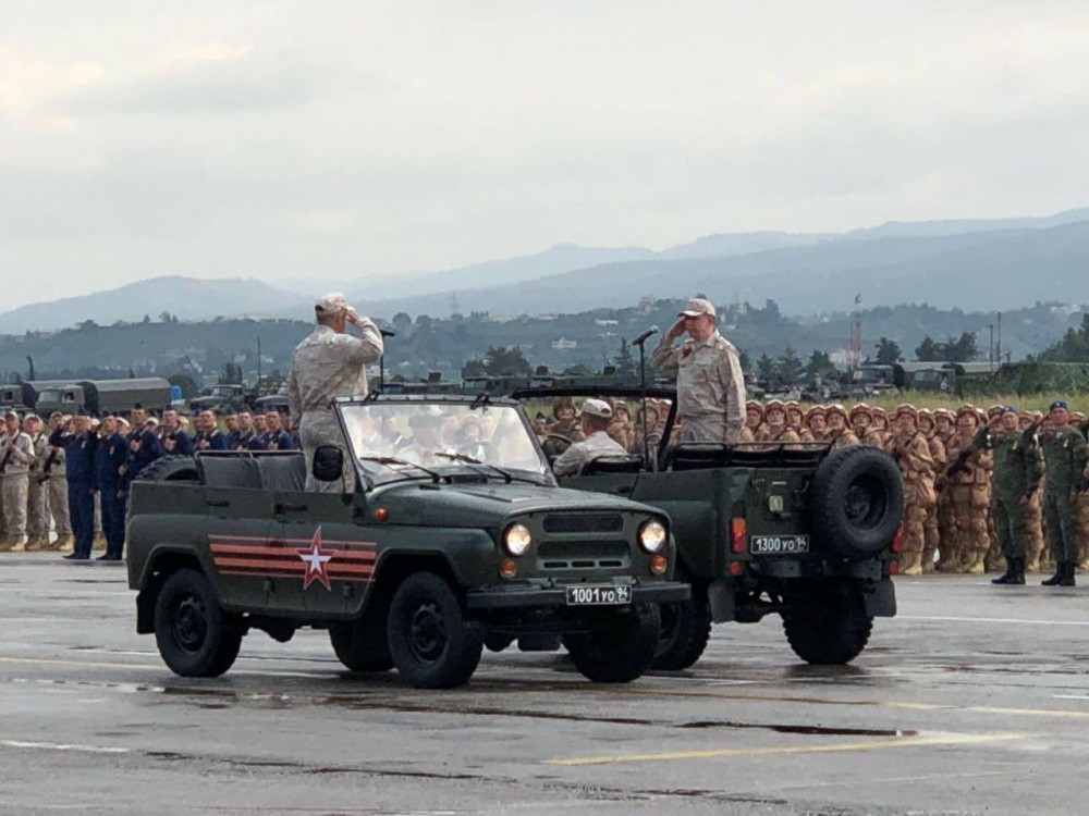 Nga duyệt binh tại Syria: Khoe vũ khí trong chiến sự nóng bỏng - Sẵn sàng chiến đấu cao - Ảnh 4. Nga duyệt binh tại Syria: Khoe vũ khí trong chiến sự nóng bỏng - Sẵn sàng chiến đấu cao - Ảnh 4.