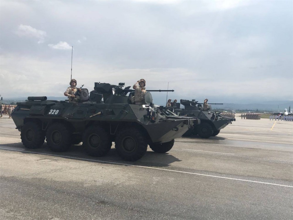 Nga duyệt binh tại Syria: Khoe vũ khí trong chiến sự nóng bỏng - Sẵn sàng chiến đấu cao - Ảnh 9. Nga duyệt binh tại Syria: Khoe vũ khí trong chiến sự nóng bỏng - Sẵn sàng chiến đấu cao - Ảnh 9.