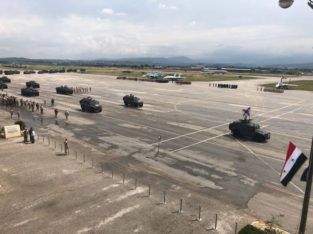 Nga duyệt binh tại Syria: Khoe vũ khí trong chiến sự nóng bỏng - Sẵn sàng chiến đấu cao - Ảnh 10. Nga duyệt binh tại Syria: Khoe vũ khí trong chiến sự nóng bỏng - Sẵn sàng chiến đấu cao - Ảnh 10.