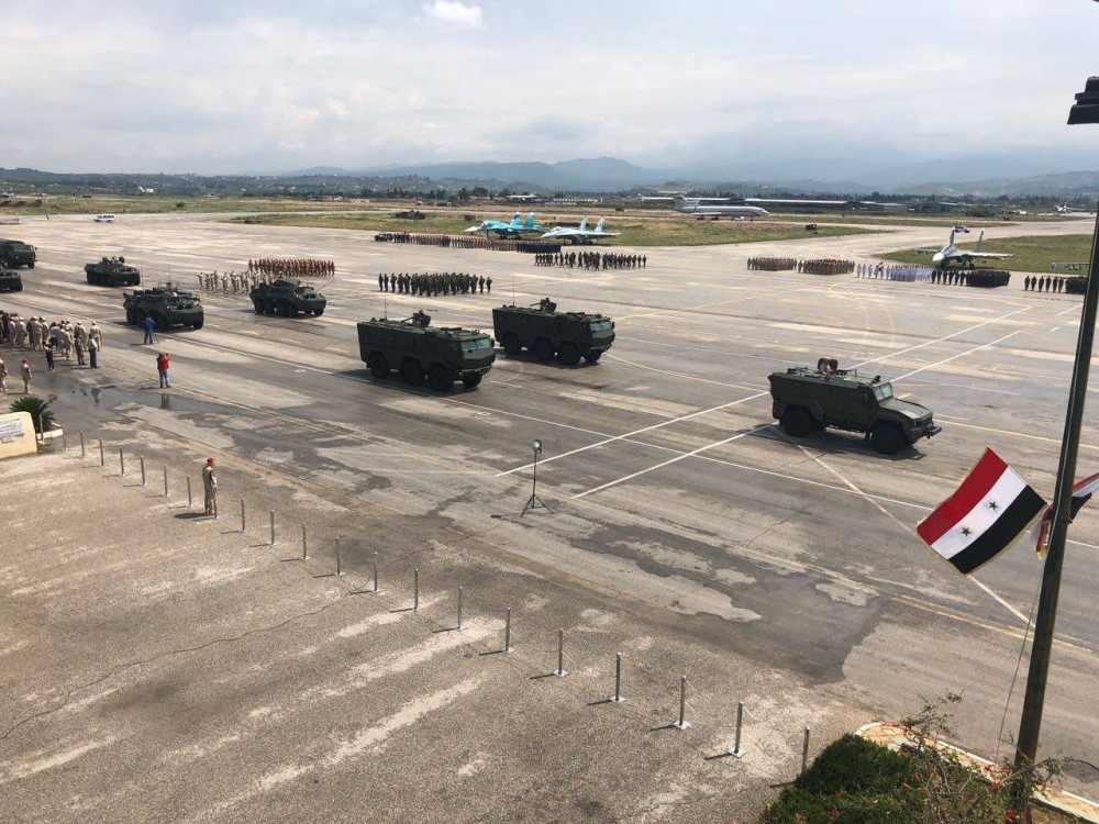 Nga duyệt binh tại Syria: Khoe vũ khí trong chiến sự nóng bỏng - Sẵn sàng chiến đấu cao - Ảnh 11. Nga duyệt binh tại Syria: Khoe vũ khí trong chiến sự nóng bỏng - Sẵn sàng chiến đấu cao - Ảnh 11.