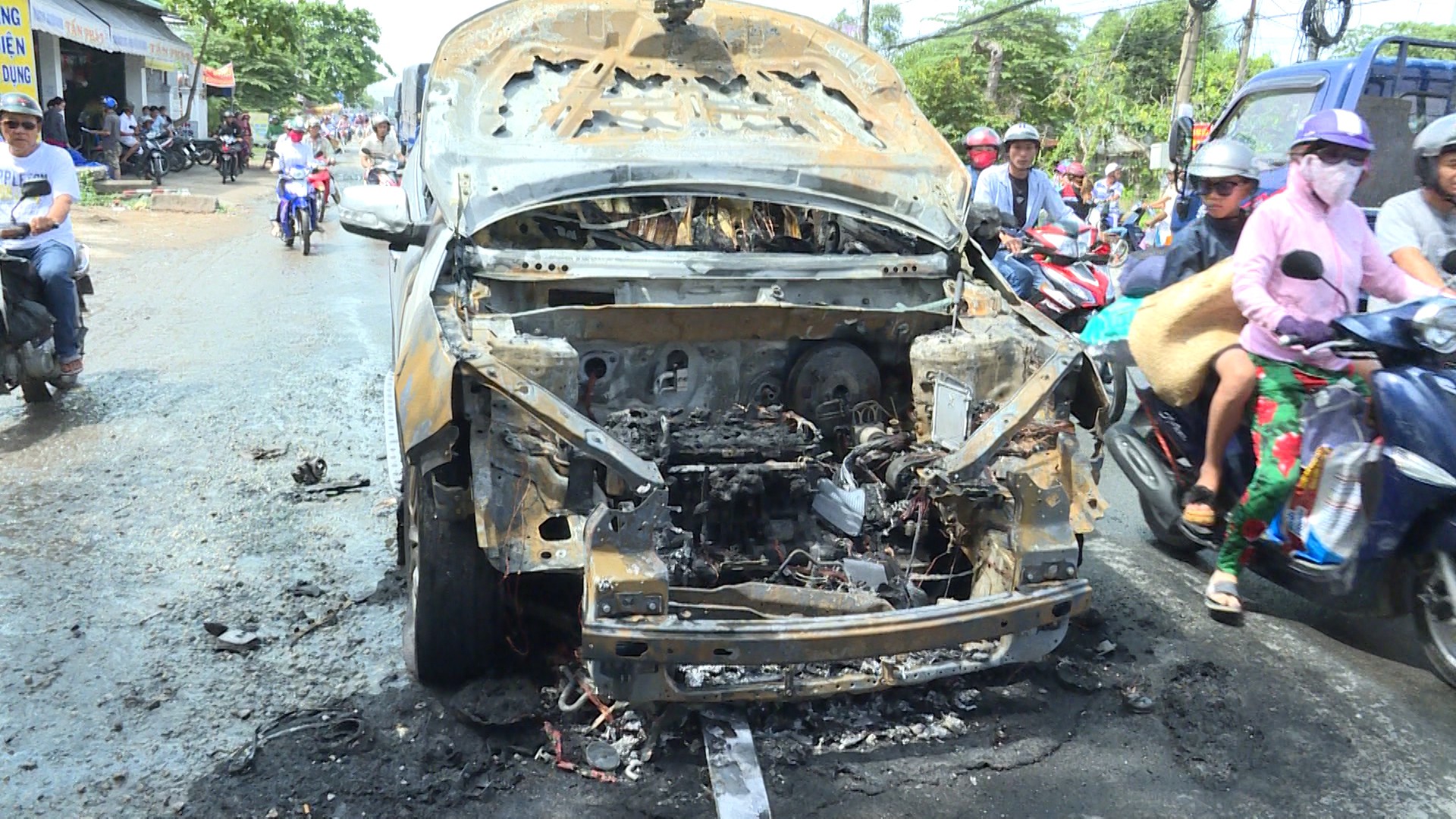 Hai cha con thoát chết khi ô tô 7 chỗ bốc cháy trên Quốc lộ | Tin tức Online